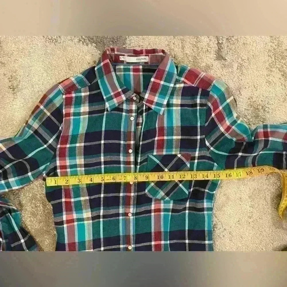 Women’s Plaid Maurice’s Button-Down - Picture 4 of 6